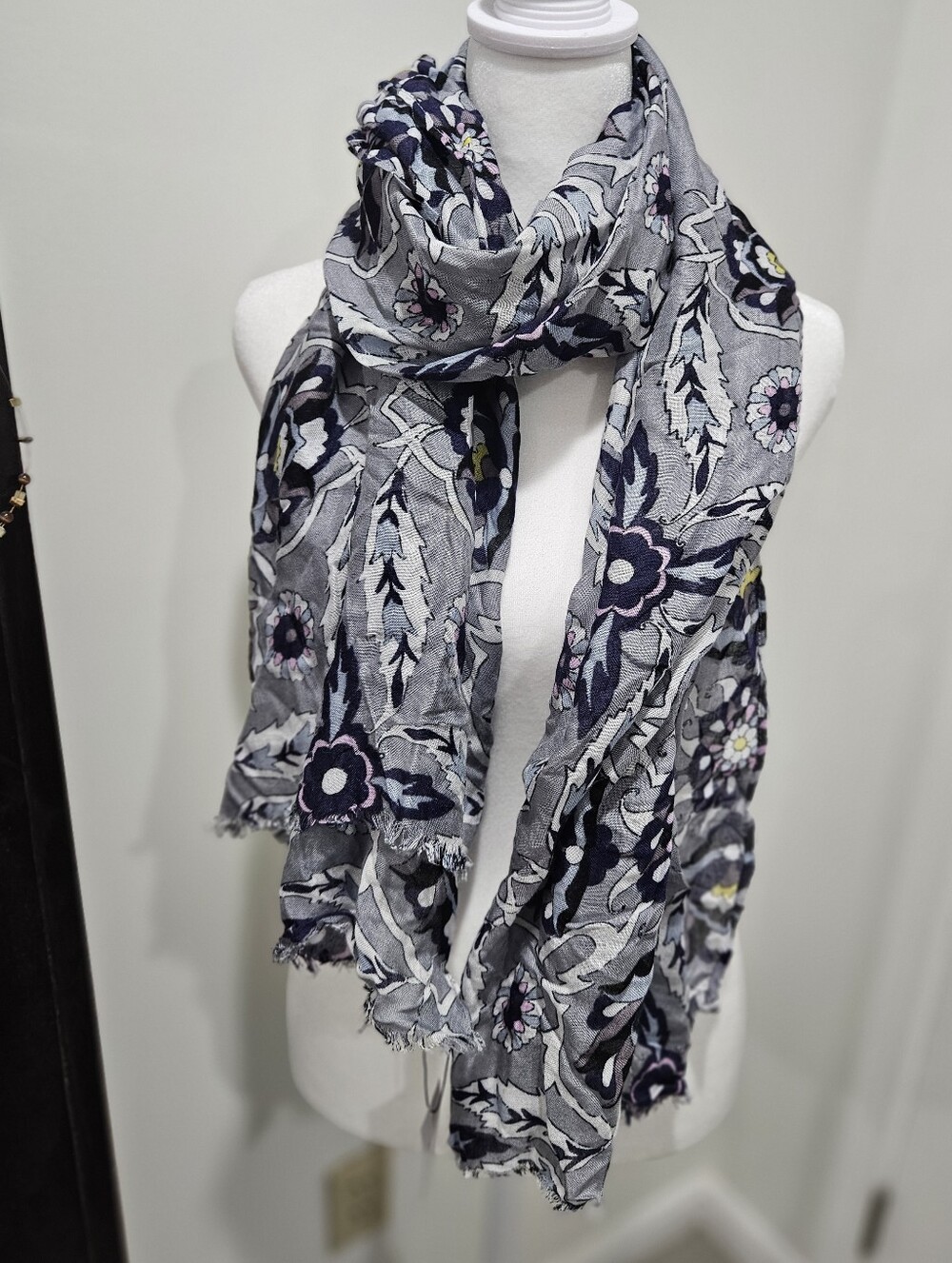 Vera Bradley Plaza Tile Gray Navy Floral Wrap Scarf